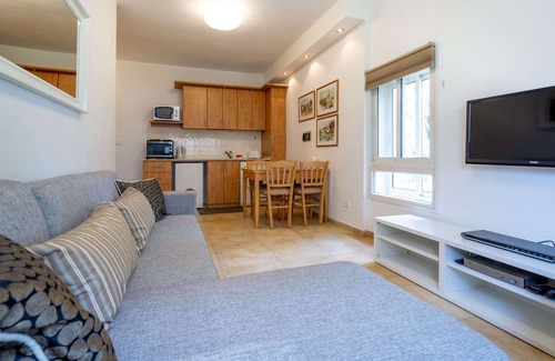 Emek Refaim Apartment | This ground floor one bedroom Apt is a perfect rental with just a few stairs