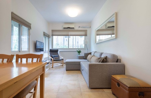 Emek Refaim Apartment | This ground floor one bedroom Apt is a perfect rental with just a few stairs