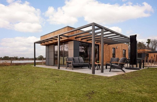 Lattrop House | This holiday home for six persons has a spacious living room with an open kitchen, three bedrooms and a spacious patio.
