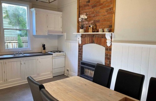 Soldiers Hill House | This house is a 2 bedroom(s), 1 bathrooms, located in Soldiers Hill, VIC.