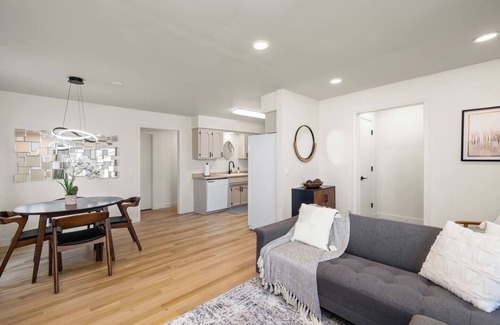 Brookline Station House | This house is a 2 bedroom(s), 1 bathrooms, located in Springfield, MO.