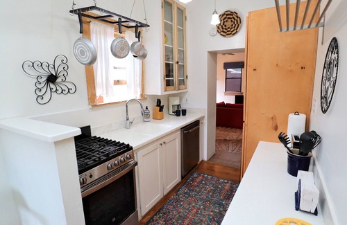 West University House | This house is a 2 bedroom(s), 2 bathrooms, located in Tucson, AZ.