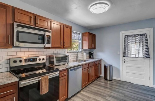 Lakeshore South House | This house is a 2 bedroom(s), 1 bathrooms, located in Jacksonville, FL.