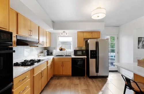 Lexington House | This house is a 3 bedroom(s), 2 bathrooms, located in Lexington, KY.