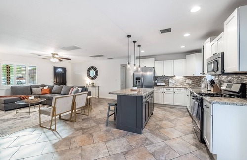 Papago Parkway House | This house is a 4 bedroom(s), 2 bathrooms, located in Scottsdale, AZ.