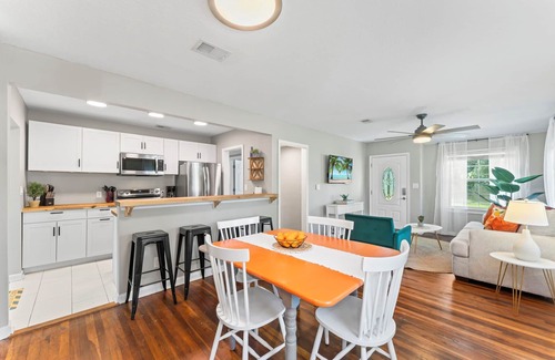 Lakeshore South House | This house is a 4 bedroom(s), 2 bathrooms, located in Jacksonville, FL.