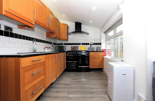 Peterborough House | This house is a 6 bedroom(s), 3 bathrooms, located in Peterborough, England.