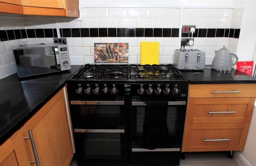 Peterborough House | This house is a 6 bedroom(s), 3 bathrooms, located in Peterborough, England.