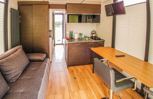 Zotow Boat Rental | This houseboat is located in the village Z.