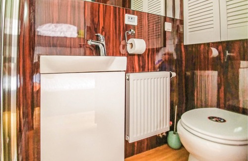 Zotow Boat Rental | This houseboat is located in the village Z.