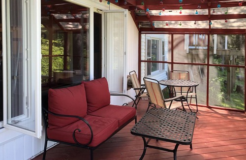 Montrose Cottage | This lakefront cottage is an ideal getaway for a family!