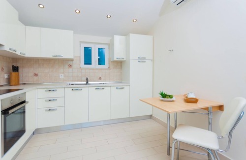 Potirna House | This large and tasteful house with pool by the sea welcomes you to the island of Korcula.