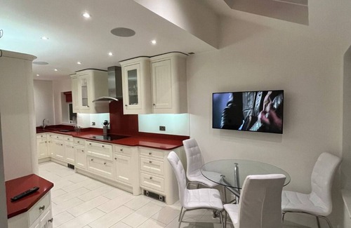 Chalfont St Peter House | This luxurious home features an outdoor gym, hot tub, BBQ area and cinema room.n