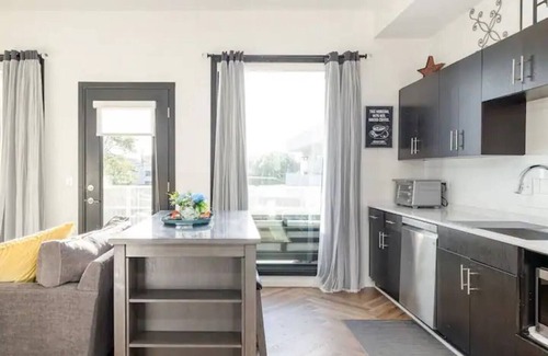 Edgehill Condo | This modern 1-bedroom, 1-bath condo is located in the heart of Downtown, just 1.2 miles from Broadway’s live music, incredible dining, and local attractions. Perfect for couples, solo travelers, or business guests.