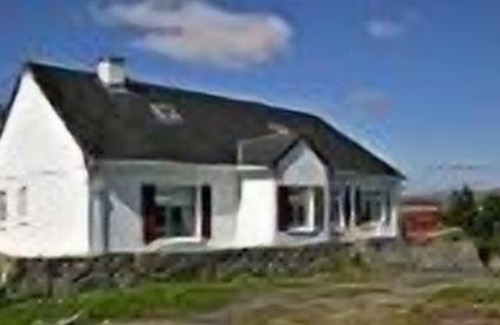 Cashel Apartment | This modern bungalow has wonderful views of the surrounding area & is suitable for groups of up to 1