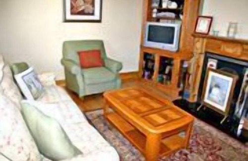 Cashel Apartment | This modern bungalow has wonderful views of the surrounding area & is suitable for groups of up to 1