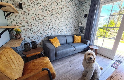 Oudeslius House | This pet-friendly vacation apartment offers luxury and comfort with two bathrooms, a private terrace and plenty of space. Start your day with fresh rolls and luxury coffee and enjoy the Kop van Noord-Holland.
