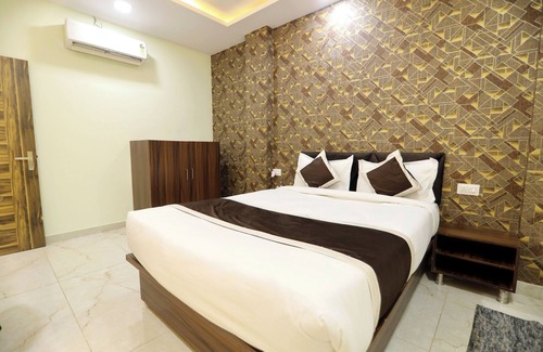 Kalyanpur Hotel | This room features a spacious king-sized bed, designed for maximum comfort