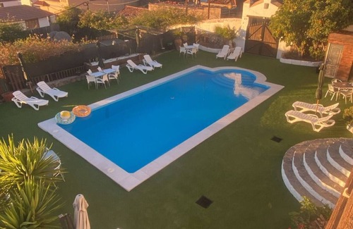 Vilaflor Apartment | This room has two single beds with an en-suite bathroom. The room looks onto the road and has mountain views to the rear of the building.