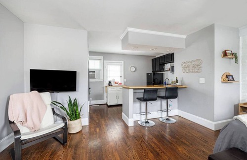 West End Apartment | This triplex is a 0 bedroom(s), 1 bathrooms, located in Nashville, TN.