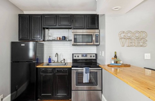 West End Apartment | This triplex is a 0 bedroom(s), 1 bathrooms, located in Nashville, TN.