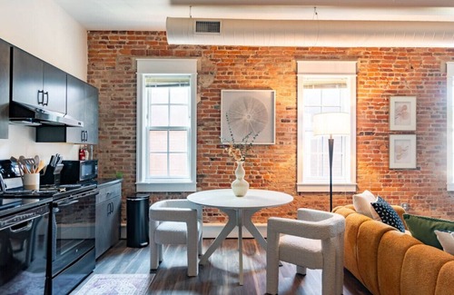Ypsilanti Apartment | Thompson & Co Brick Loft KING