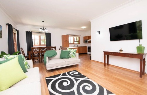 Canobolas House | Thornleigh Cottage - Peaceful, Cosy & Convenient