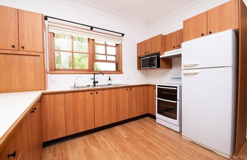 Canobolas House | Thornleigh Cottage - Peaceful, Cosy & Convenient