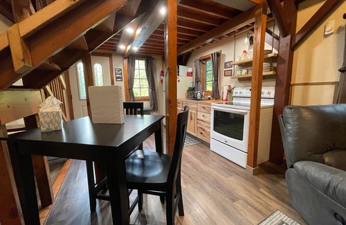 Lansing Cabin | Thornwood Cottage is the perfect little get away