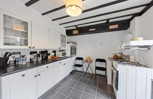 Chatham Villa | Thorold House Charming house for long stays