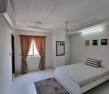 Hassan Abdal Apartment | Three Bed Attached Bath Netflix Wifi Smart TV Parking WFH Desk Near Airport
