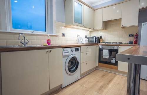 Coatbridge Apartment | Three Bedroom Apartment in Central Coatbridge