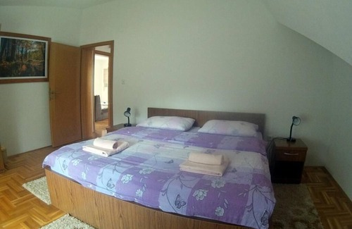 Irinovac Apartment | Three bedroom apartment with balcony Irinovac, Plitvice (A-17376-b)