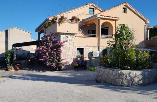 Rtina Apartment | Three bedroom apartment with terrace and sea view Rtina - Miočići, Zadar (A-22001-a)