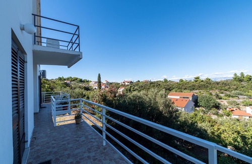 Racisce Apartment | Three bedroom apartment with terrace and sea view Račišće, Korčula (A-20001-a)
