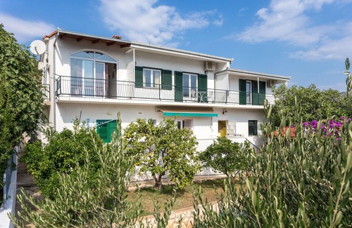 Poljica Apartment | Three bedroom apartment near beach Poljica, Trogir (A-16999-a)