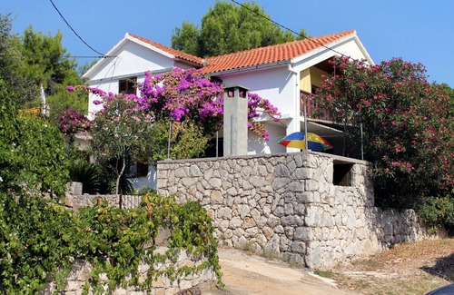 Cove Basina (Jelsa) Apartment | Three bedroom apartment near beach Basina, Hvar (A-5700-a)