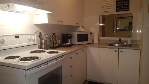 Downtown Gatineau Apartment | Three-Bedroom Apartment Sweet #6 by Amazing Property Rentals