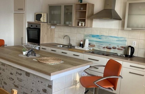 Ruskamen Apartment | Three bedroom apartment with terrace and sea view Lokva Rogoznica, Omiš (A-22069-c)