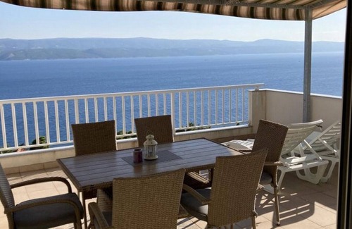 Ruskamen Apartment | Three bedroom apartment with terrace and sea view Lokva Rogoznica, Omiš (A-22069-c)