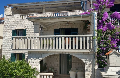 Bol Apartment | Three bedroom apartment with terrace and sea view Bol, Brač (A-13121-b)