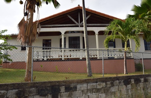 Arthurs Seat House | Three Bedroom Bungalow with Swimming Pool, 3/4 Acre of Land, Sleeps 7
