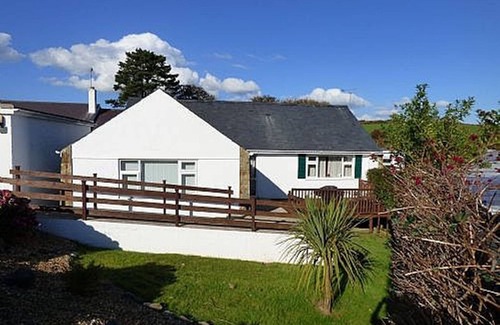 Abersoch House | Three bedroom bungalow. Central Abersoch location. Disabled friendly.