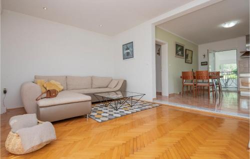 Imotski House | Three-Bedroom Holiday Home In Vinjani Donji