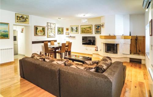 Zmijavci House | Three-Bedroom Holiday Home In Zmijavci
