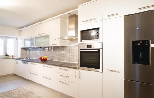 Zmijavci House | Three-Bedroom Holiday Home In Zmijavci