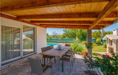 Imotski House | Three-Bedroom Holiday Home In Vinjani Gornji