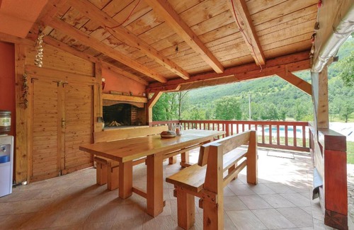 Municipality of Gracac House | Three-Bedroom Holiday Home in Gracac