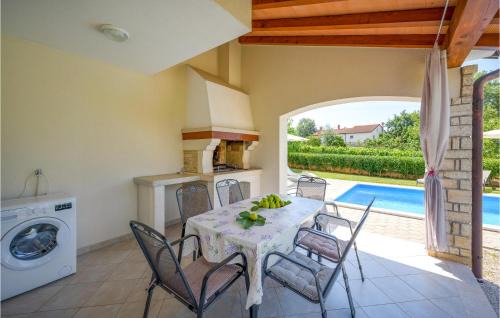 Mofardini House | Three-Bedroom Holiday Home In Kmacici