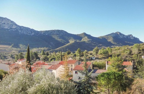 Maury House | Three-Bedroom Holiday Home in Maury